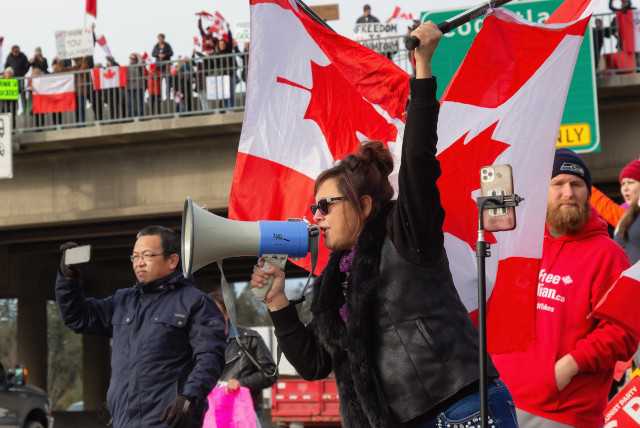 Outrage As Single Mom On Minimum Wage Has Bank Account Frozen For Donating $50 To Freedom Convoy