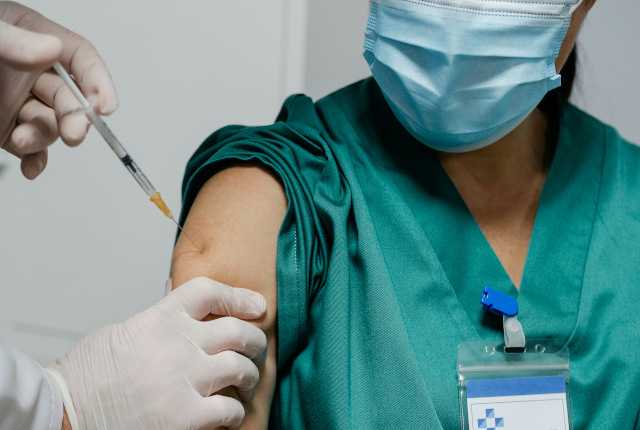 BREAKING NEWS: Fully Vaccinated Health Care Worker Catches COVID Twice Within Record 20 Days