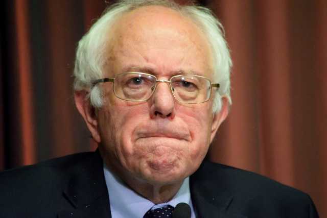 Watch What Camera Caught Bernie Sanders Doing On An Airplane